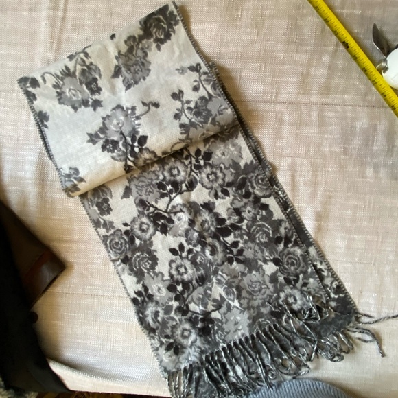 V.Frass Cashmink Acrylic Soft Grey Floral Winter Scarf- Made in Germany - Picture 8 of 14